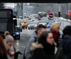 Wypadek na Woli. Kierowca potrącił mężczyznę i uciekł, trwają poszukiwania 