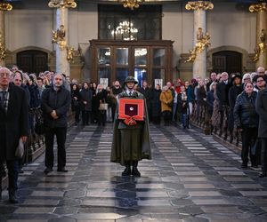 Pożegnali wielką damę polskiej kultury. Kidawa-Błońska przesłała piękny wieniec