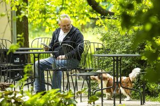 Marek Jakubiak. Pies pomaga mu w kampanii