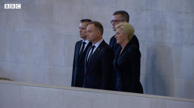 Prezydent Andrzej Duda wraz z Pierwszą Damą Agatą Kornhauser-Dudą oddali hołd zmarłej Królowej Elżbiecie II