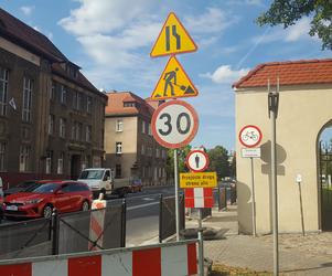 ​Na chodniku na Al. Kraińskiego pojawiły się błotochrony