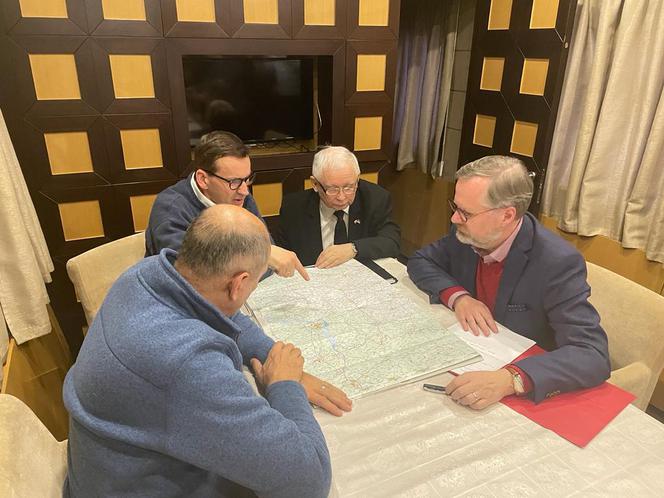Mateusz Morawiecki i Jarosław Kaczyński w drodze do Kijowa