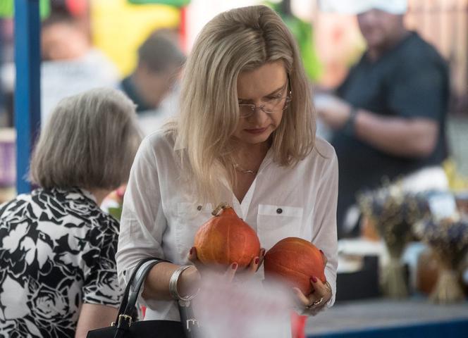 Małgorzata Wassermann na zakupach na bazarku w Krakowie