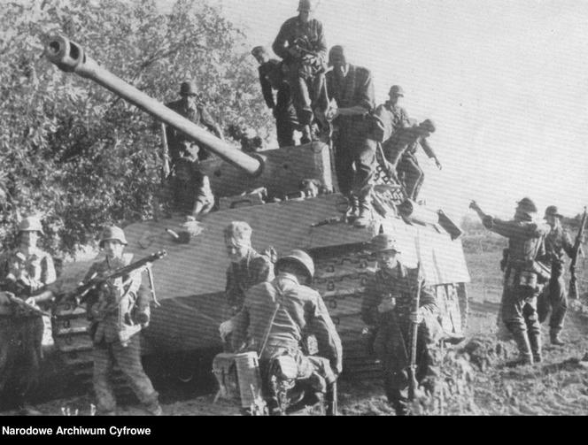 Niemieccy żołnierze na froncie wschodnim zeskakują z czołgu PzKpfw V "Panther". Widoczny karabin maszynowy MG-42.