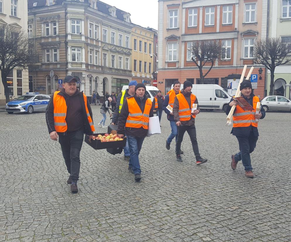 Rolnicy z traktorami na rynku w Lesznie. Tłumaczą mieszkańcom powody swoich protestów