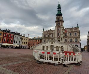 Dziura w płycie Rynku Wielkiego