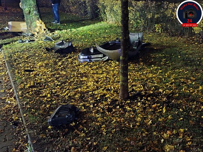 Potworny wypadek w Warszawie. BMW roztrzaskane o drzewo, kierowca zakleszczony
