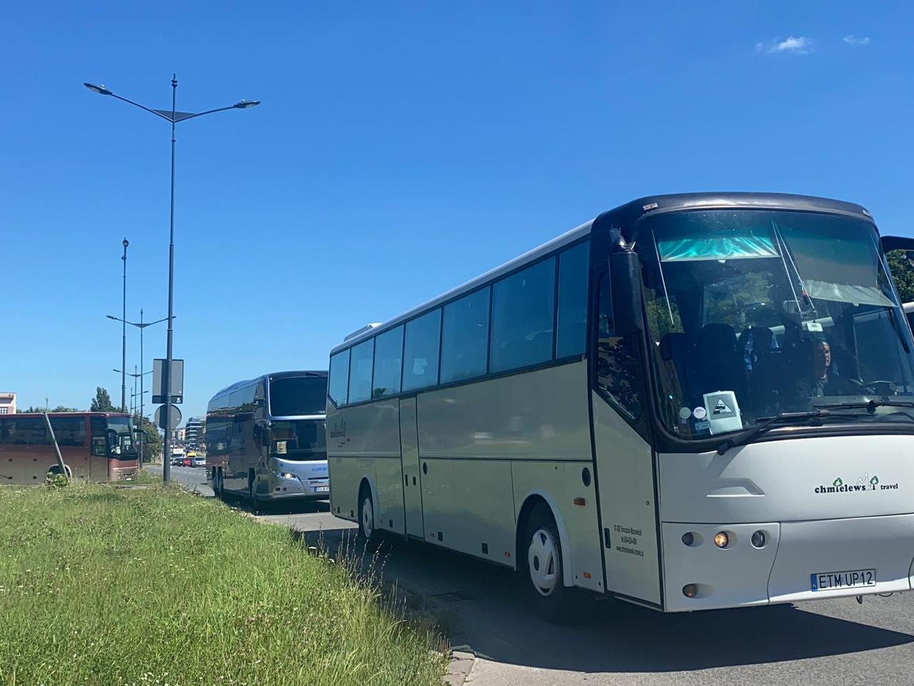 W Łodzi kierowcy autokarów turystycznych zorganizowali przejazd ostrzegawczy! Co będzie dalej? 