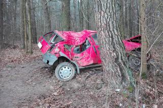 Tragiczny wypadek w Podlaskiem. Opel uderzył w drzewo. Nie żyje 22-latek