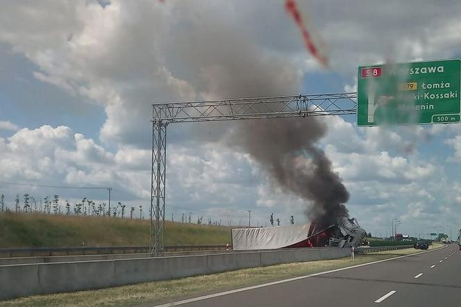 W poniedziałek 26 czerwca przed południem doszło do poważnego wypadku na drodze S8. W rejonie miejscowości Zambrzyce-Król zderzyły się dwie ciężarówki, po czym jedna stanęła w płomieniach. Droga S8 jest zablokowana w kierunku Białegostoku.  