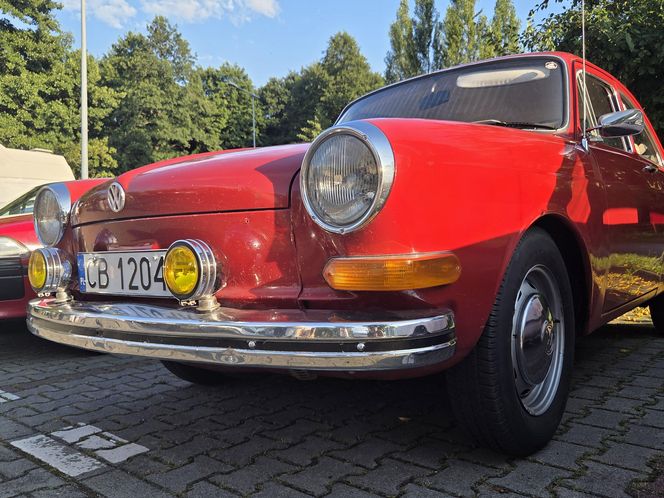 Motoryzacyjne legendy pod Torbydem. "Bydgoskie Klasyki Nocą" znów przyciągnęły tłumy