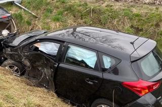 Totalna demolka pod Siedlcami. Osobówki staranowały bariery. Cztery osoby w szpitalu