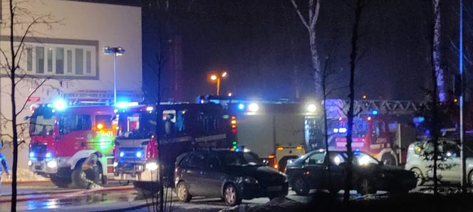 Kraków: Poteżny pożar archiwum Urzędu Miasta. Płoną dwie duże hale przy ulicy Na Załęczu. Akcja trwa [ZDJĘCIA]