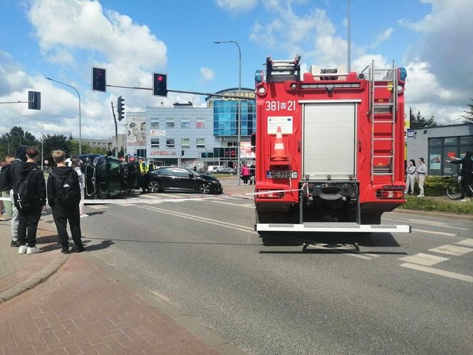 Kolizja na Sokołowskiej w Siedlcach. Jedno auto przewróciło się na bok