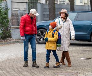 Barwy szczęścia odc. 2988. Wanda Halicka (Beata Fido), Robert Stefaniak (Paweł Ławrynowicz), Karol (Vincent Przybylski)