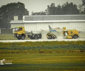 Wzruszający gest pilotów odlatujących z Radomia. Polska flaga na niebie dla „Slaba”