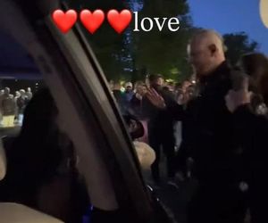 Justyna Steczkowska niczym papież! Gwiazda wyciąga rękę do fanów ze swojego jusiamobile