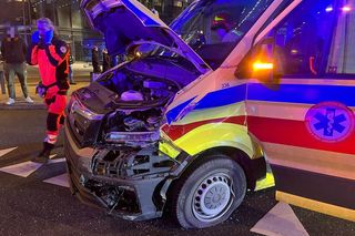 Wypadek karetki na rondzie ONZ w Warszawie. Ambulans zderzył się z taksówką na aplikację