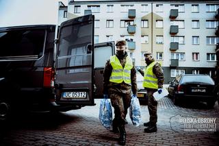 Hajnówka. Żołnierze dostarczają żywność podopieczny MOPS-u