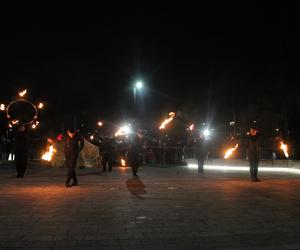 WOŚP 2023 w Krakowie: Fire Show w Nowej Hucie w wykonaniu grupy Spontan Fire
