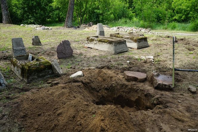 Dbają o cmentarz mennonicki sprzed potopu szwedzkiego  w kujawsko-pomorskiej wsi, która "istnieje tylko z nazwy"