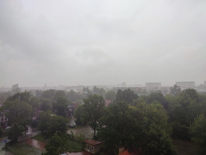 Fatalna pogoda w Białymstoku. Od rana ulewa i silny wiatr [ZDJĘCIA]
