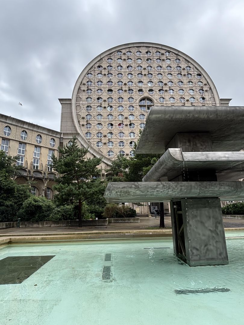 Picasso's Arenas. Budynek mieszkalny położony w Noisy-le-Grand pod Paryżem