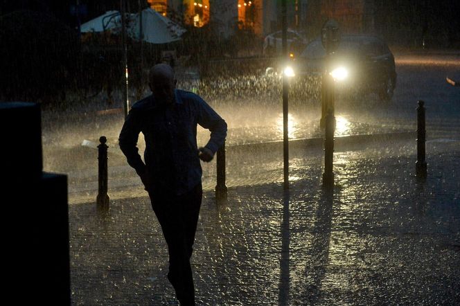 Kielce pod wodą! Potężna ulewa przeszła nad miastem. Dramatyczna akcja z udziałem starszej kobiety