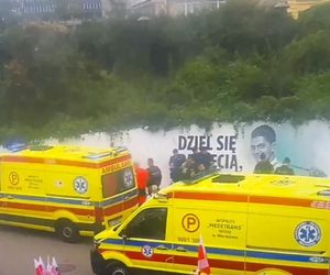 Mężczyzna spadł z muru i przestał oddychać! Heroiczna akcja policjantów