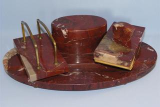 Stylowe prezenty: marmurowy komplet na biurko (kałamarz, listownik, suszka) w stylu art deco, lata 30. XX wieku