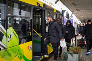 Piłkarze ręczni jeżdżą na mecze w Katowicach autobusami miejskimi 