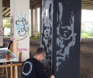 Las filarów, a między nimi sztuka. Kolejni artyści w galerii street artu w Lesznie