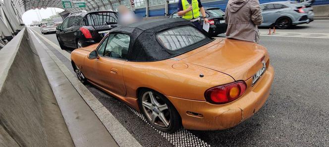 Rozbita Mazda MX-5 - wypadek na trasie S8 w Warszawie