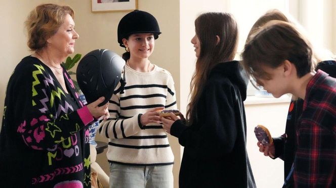 Barwy szczęścia odc. 3195. Józefina Rawiczowa (Elżbieta Jarosik), Emilka (Jessica Frankiewicz), Emil (Artem Malaszczuk), koleżanki Gośka (Natalia Skrzypek), Iga (Laura Zawadka)