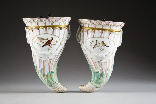 Para porcelanowych wazonów ściennych (popularny w XVIII w. dar symbolizujący przyjaźń) w formie rogów z delikatną dekoracją malarską. Furstenberg, lata 1750-1770. 