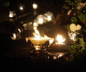 Cmentarz na bydgoskich Bielawach nocą. Zobacz nagranie