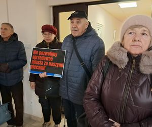 Zebrali prawie dwa tysiące podpisów. Protest przed sesją Rady Miejskiej w Starachowicach