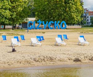 Darmowe leżaki i hamaki na plaży miejskiej w Giżycku. Zobacz zdjęcia