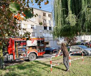 Pożar w bloku w Ostrowie Wielkopolskim. Nie żyje jedna osoba, 10 jest rannych