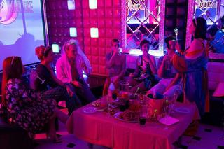 Na dobre i na złe odc. 905: Gloria (Aleksandra Grabowska), Blanka (Pola Gonciarz), Dominika (Paulina Gałązka), Majka (Katarzyna Wuczko), Halinka (Joanna Jarmołowicz), Oliwia (Irmina Liszkowska), Tomasz Jacyno (Antoni Sałaj)