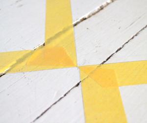 DIY szachownica na podłodze – przygotuj powierzchnię i wyznacz kwadraty