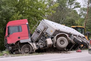 Makabra na drodze pod Grójcem. Osobowe suzuki czołowo zderzyło się z ciężarówką