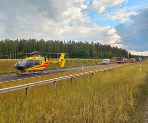 Dwóch mężczyzn nie żyje, kilku zostało rannych! Potworny wypadek busa na S7. Auto zostało zmasakrowane