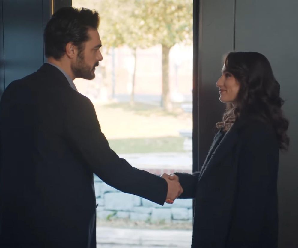 Yaman Kirimli i Hazal, nowa partnerka biznesowa, uścisnęli sobie dłonie, stojąc w drzwiach. Scena z tureckiego serialu Dziedzictwo, w której nowa kobieta w życiu Yamana wywoła zazdrość Nany. Więcej o losach bohaterów na Super Seriale.