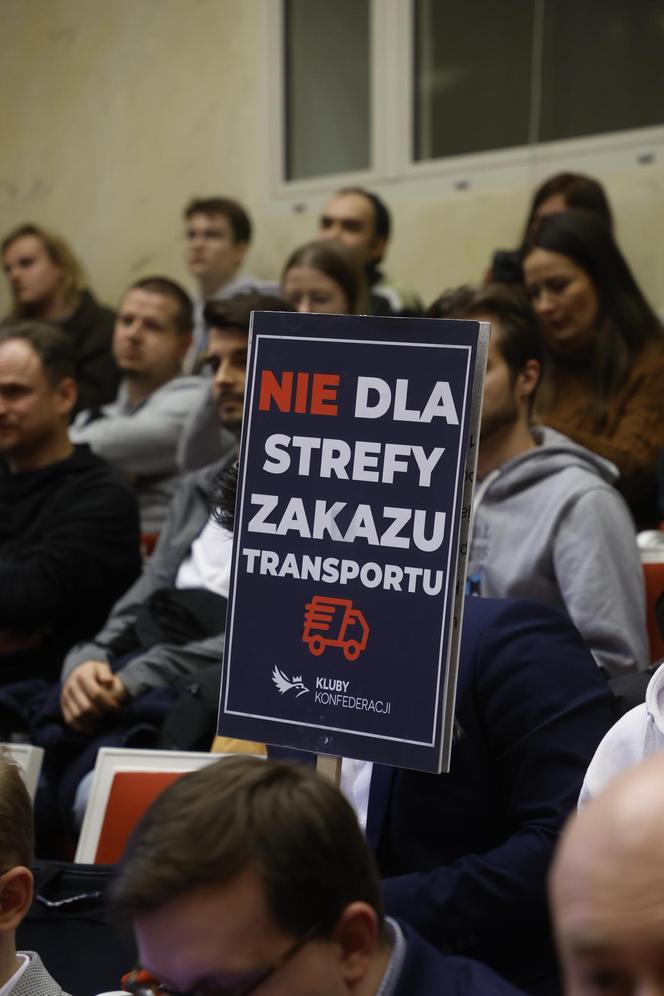 Awantura na sesji rady Warszawy o Strefę Czystego Transportu 