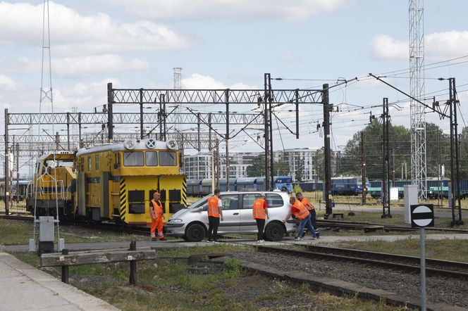 Kontrolowane zderzenie pociągu z osobówką