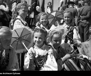 QUIZ PRL. Pochody 1-majowe: spontaniczne, czy obowiązkowe? Komplet punktów tylko dla znawców PRL-u