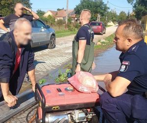 Policjanci z woj. lubelskiego pomagają mieszkańcom na Dolnym Śląsku