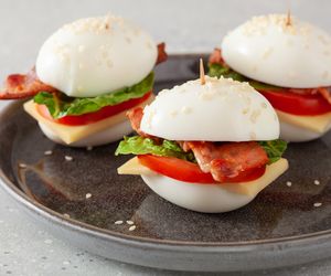 Przekąski na mecz: keto kanapki jajeczne z boczkiem, sałatą i pomidorem