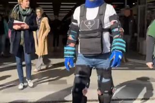 Prezydent Sosnowca mógł poczuć się jak prawdziwy senior. Wszystko za sprawą specjalnego kombinezonu